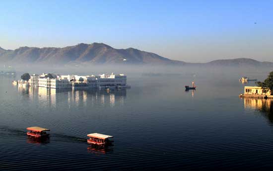 picturesque-lake-pichola-rajasthan